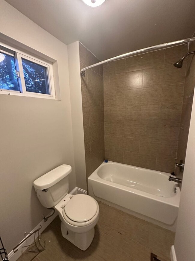 Building Photo - Newly Renovated 2 Bed/1 Bath Row home
