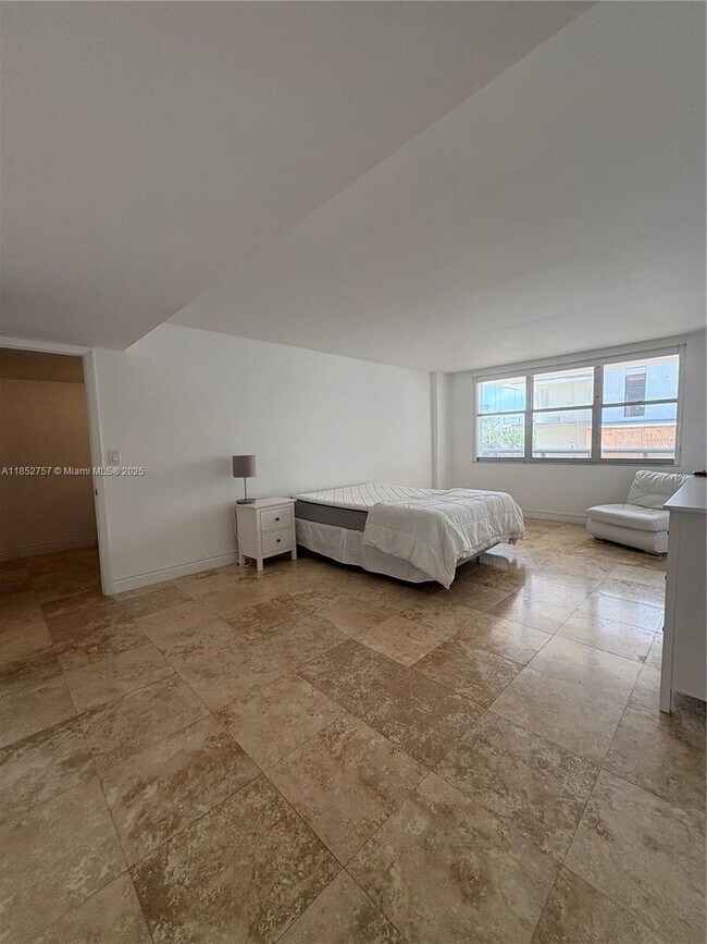 Building Photo - 6039 Collins Ave