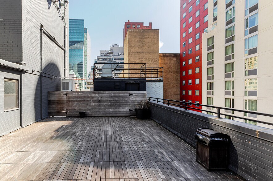 Building Photo - 230 E 44th St