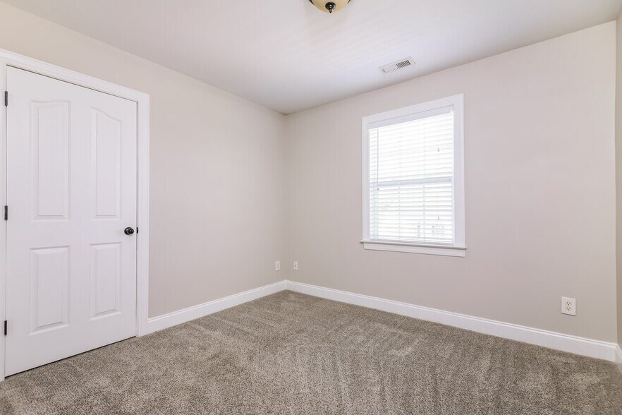 Building Photo - 163 Lars Ln