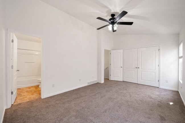 Building Photo - Awesome Townhome in Iverness Square in Murray