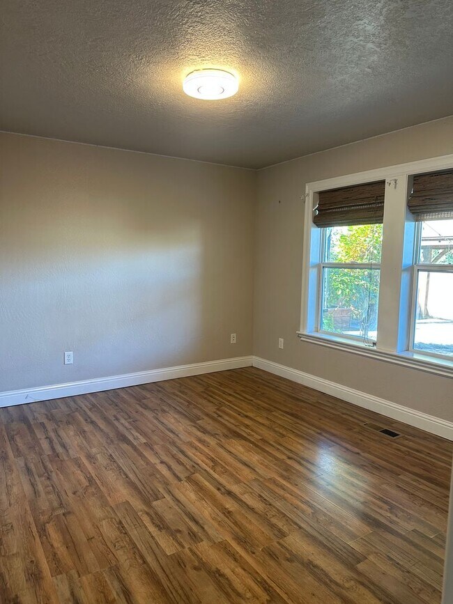 Building Photo - Amazing Price! Amazing Location!