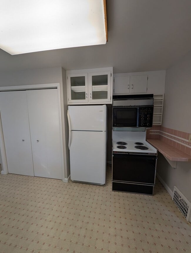 Building Photo - 547 S 11th Ave