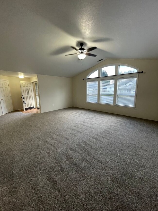 Building Photo - Spacious 3 bedroom, 2 bathroom home- CENTRAL POINT!