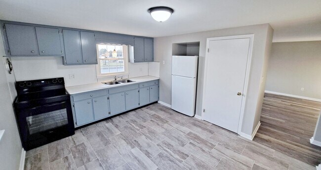 Building Photo - 400-404 Moul Avenue