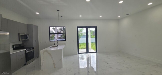 Building Photo - 1631 NE 34th St