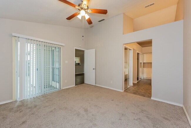 Building Photo - 2208 Gladstone Dr