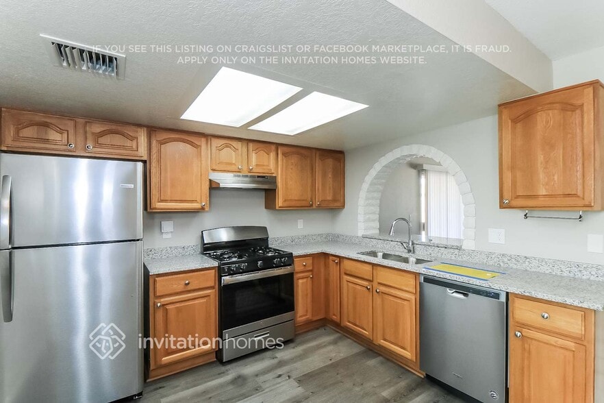 Building Photo - 1624 W Behrend Dr