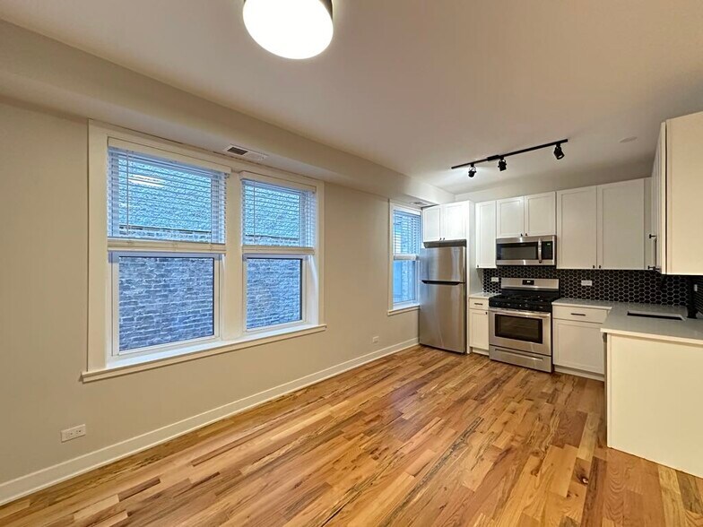 Building Photo - 643 W Wrightwood Ave