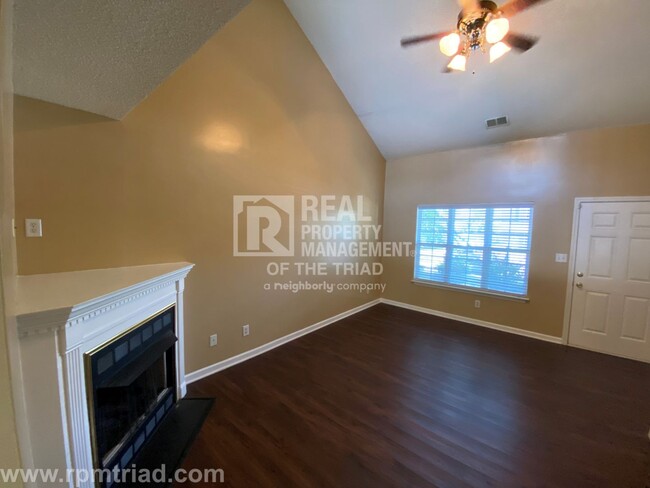 Building Photo - $250 OFF MOVE IN SPECIAL! Spacious 3BR/2.5...