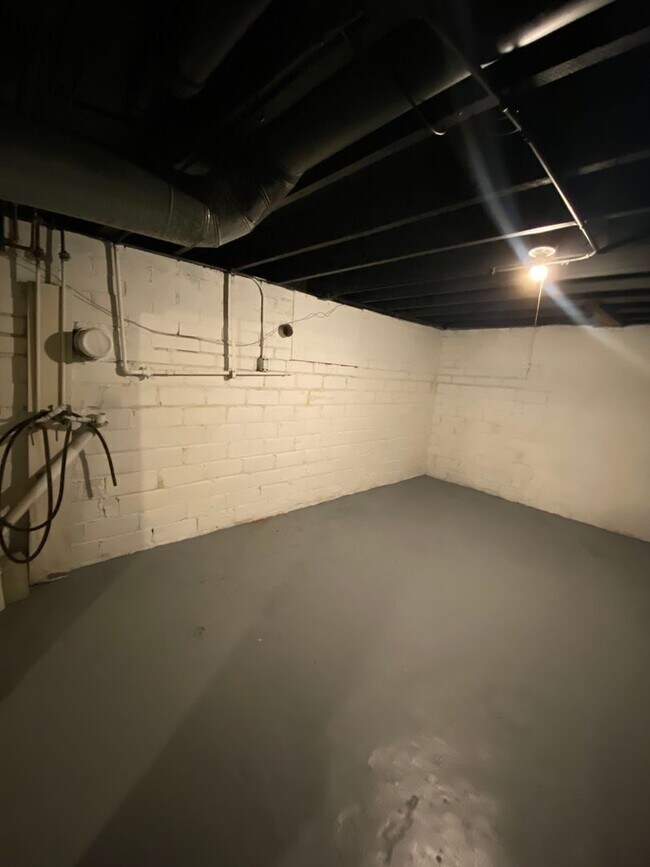 Building Photo - Updated 2 Bedroom 1.5 Bath Near Grandview ...