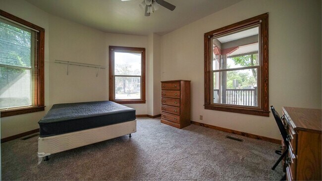 Interior Photo - 151W
