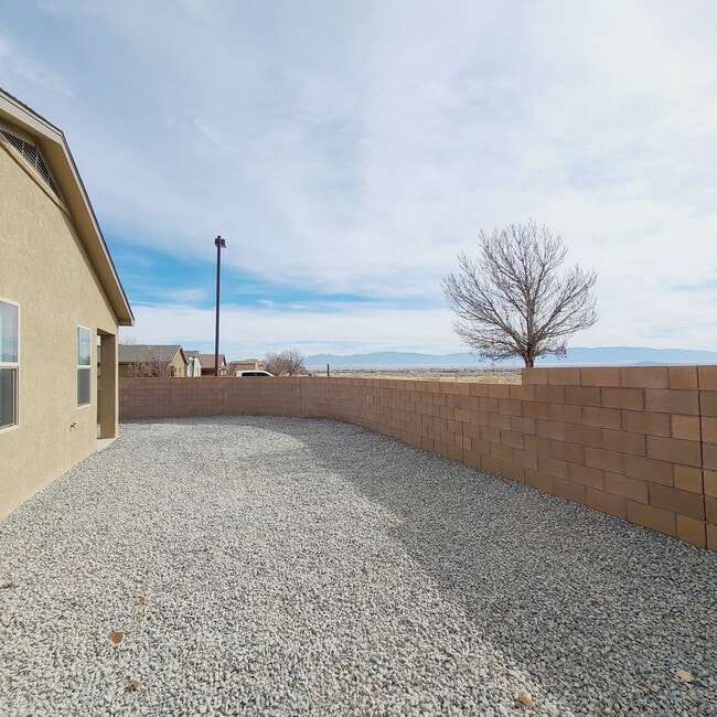 Building Photo - Energy Efficient Home 3 bed home. Move In Special!