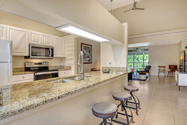 Building Photo - Spacious 3 bedroom, 2 bath condo with a lake view in Palmer Ranch