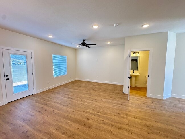 Building Photo - Crosshollows Home Available!