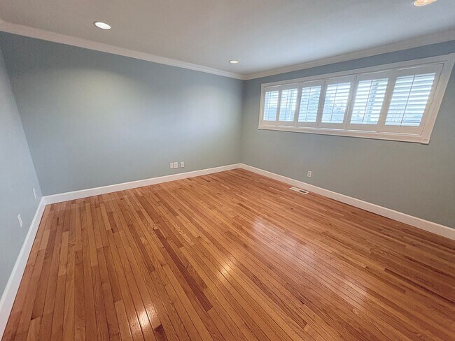 Building Photo - Charming 5-Bedroom Home in Prime Ballard Location!