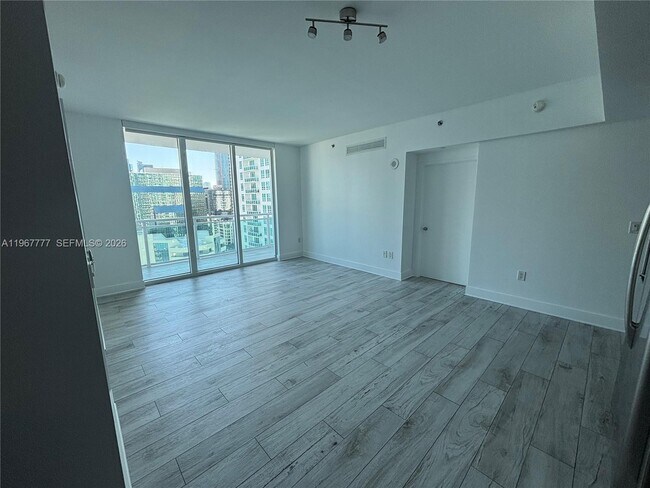 Building Photo - 950 Brickell Bay Dr
