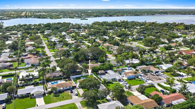 Building Photo - 8 Windsor Rd W