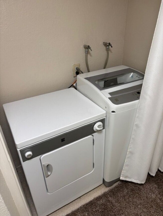 Building Photo - 1412 N Cherry St