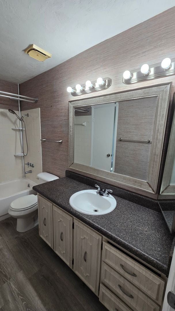 Building Photo - 3 bedroom 2 bath 2nd floor condo