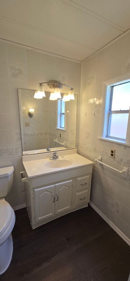 Building Photo - 2 bed 2 baths with large screened patio