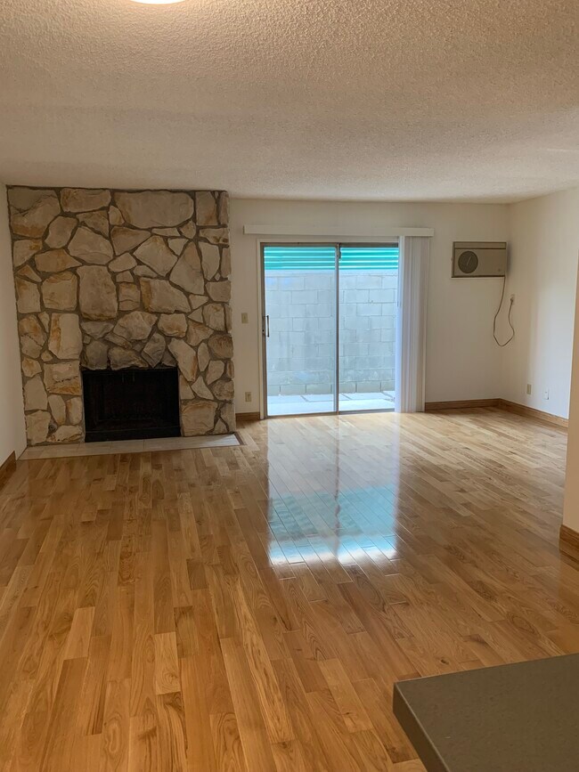 Living room with balcony - 3325 Kelton Ave