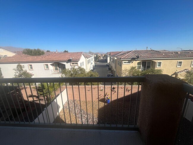 Building Photo - 3 Bedroom Townhome - Centennial Hills