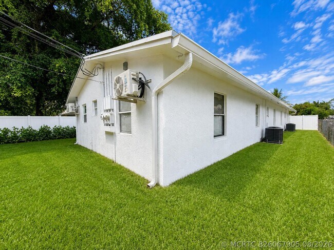 Building Photo - 220 NW 12th Ct