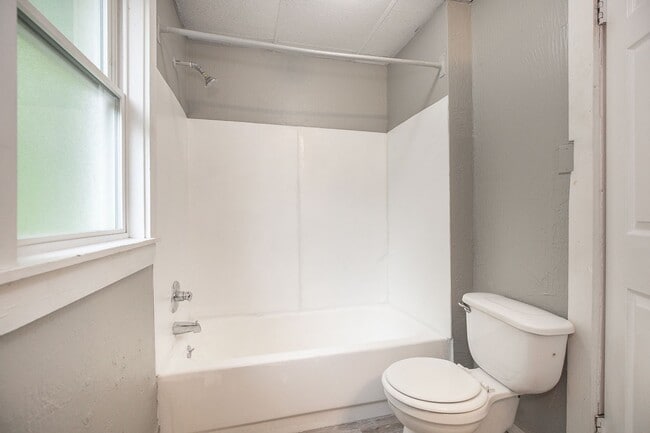 Building Photo - 4 BED 1 BATH SINGLE FAMILY HOME IN CLEVELAND!