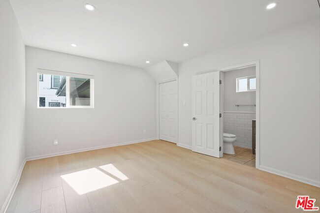 Building Photo - 619 Westmount Dr