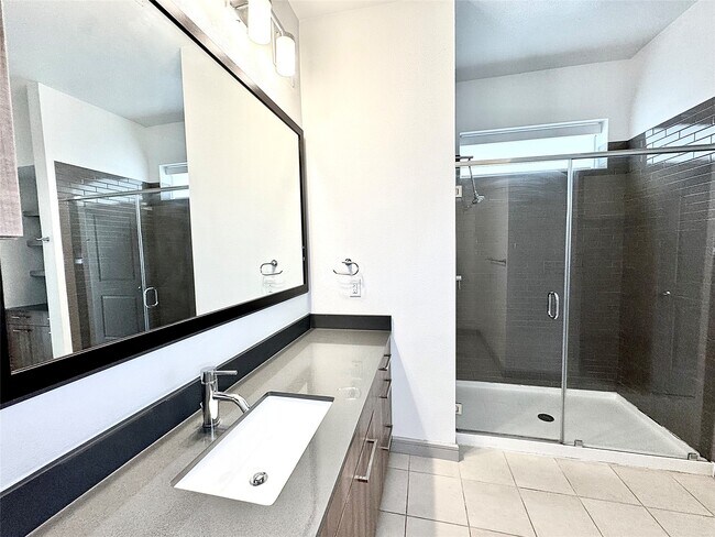 Building Photo - 2111 Westheimer Rd