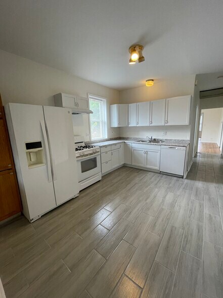 Building Photo - 631 N Spaulding Ave