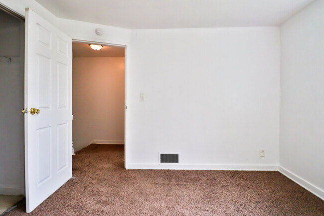 Building Photo - 925 N Prairie Ave