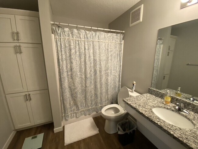 Building Photo - Great Location two-bed/two-bath off Greenway in Longfellow!