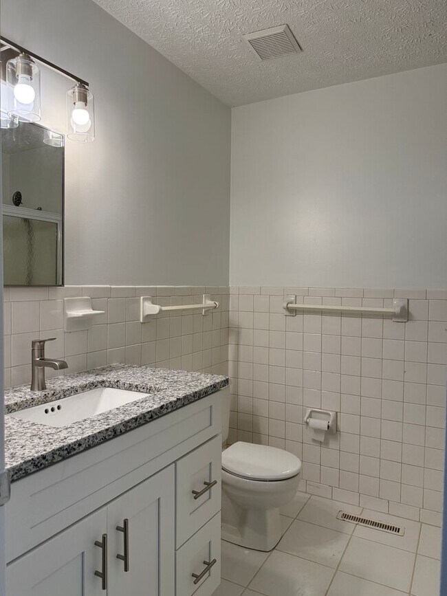 Building Photo - 3-bedroom, 2-bath brick ranch in Black Mountain