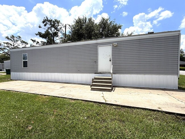 Building Photo - 2-Bed Mobile Home | Water, Trash & Lawn Care Included!