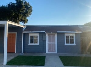 Building Photo - Beautifully maintained detached house with A/C, parking, refrigerator, washer and dryer, private ...