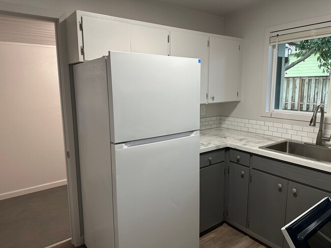 Building Photo - Beautifully updated 2 bedroom 1 bath duple...