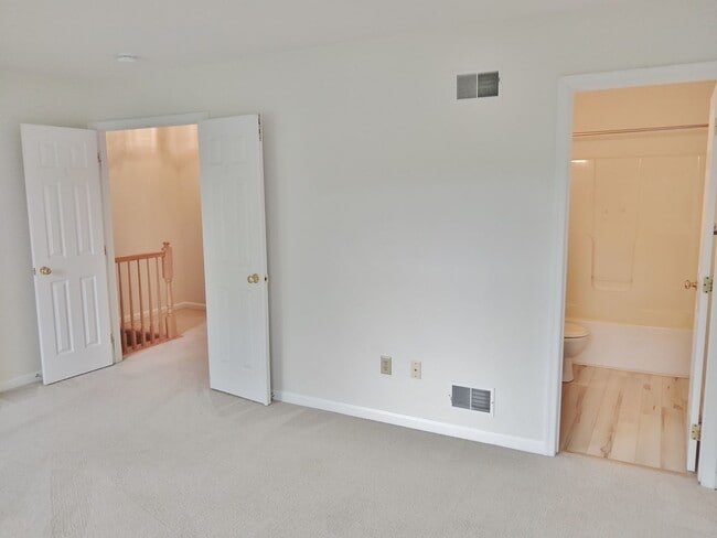 Building Photo - 3 Bed / 2 Bath Single Family Townhome