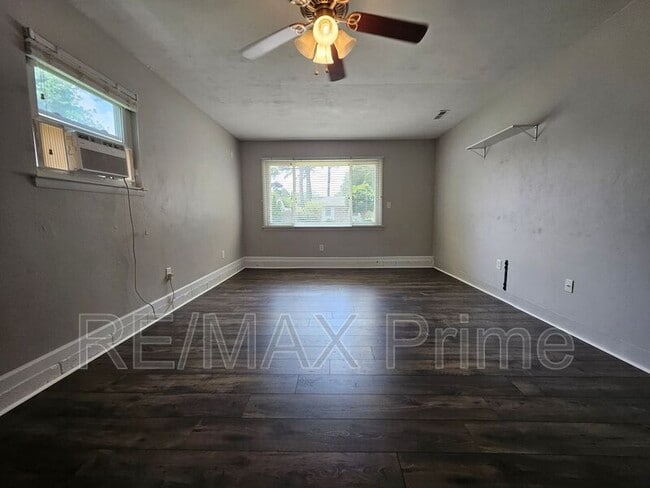 Building Photo - 3413 Newport Dr