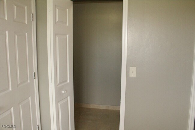 Building Photo - 703 SE 8th Terrace