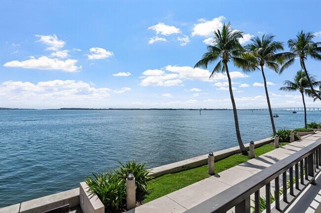 Building Photo - 520 Brickell Key Dr