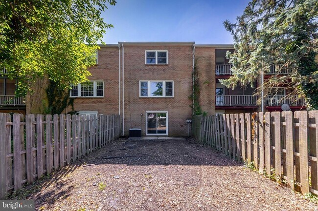 Building Photo - 1445 Boxwood Dr