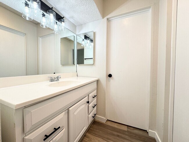 Building Photo - AVAILABLE NOW!!  1 Bedroom 1 Bathroom UPSTAIRS Apartment in Palm Springs!