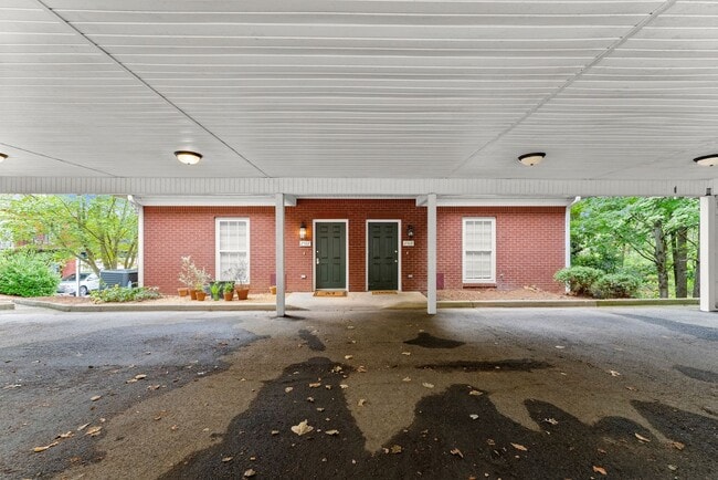 Building Photo - Charming, Step-Less 2 bedroom home with Private Patio Near Lake Lanier