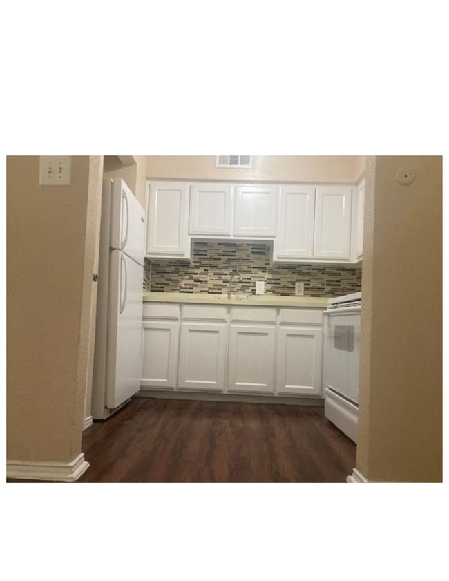 Building Photo - 2701 Green Oaks Rd