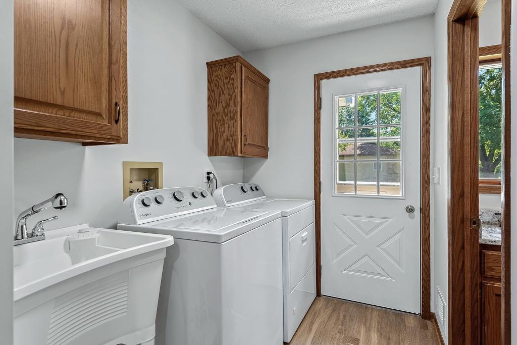 Building Photo - 833 Tyrol Ln