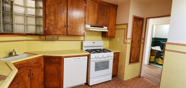 Building Photo - Beautifully Renovated Vintage  2 bedroom 2...