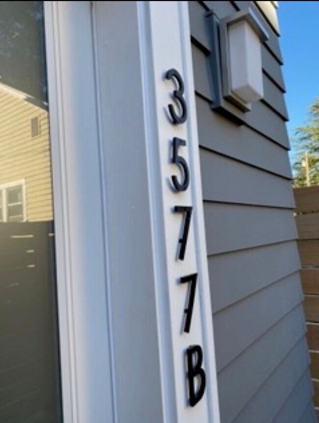 Building Photo - Knott House