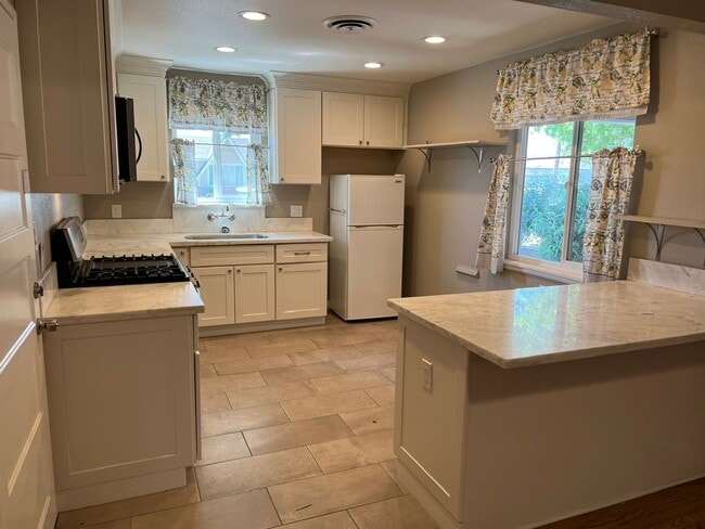 Building Photo - 3-bedroom single story in Turlock!